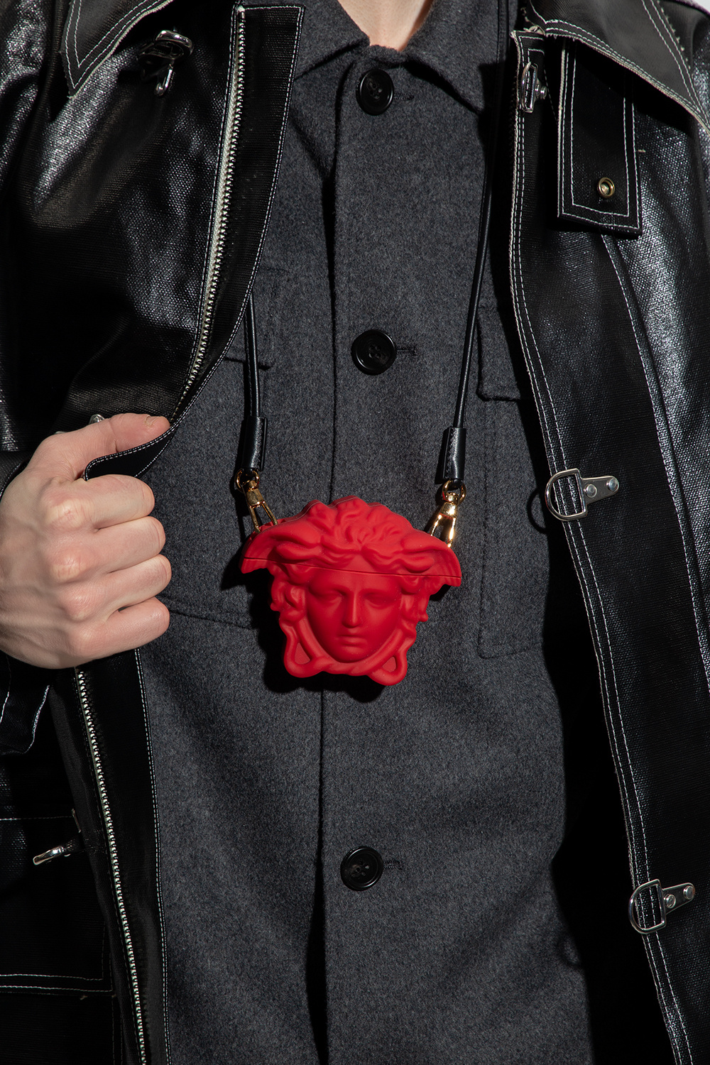 VERSACE スタッズメデューサ AirPods Proケース Strapped AirPods Pro case Versace - SchaferandweinerShops Italy